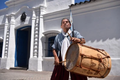 La historia de Lalo, el gaucho de 72 años que alegra con su baile en los alrededores de la Casa Histórica