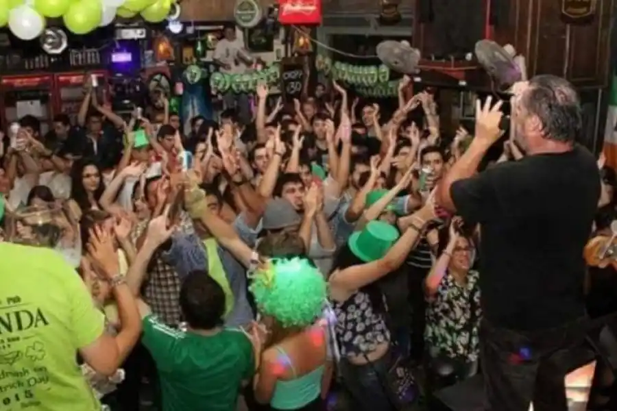 NUNCA FALTA LA MÚSICA. Cerveza de la mejor, excelente gastronomía y fiesta. Así se define el estilo de Irlanda.