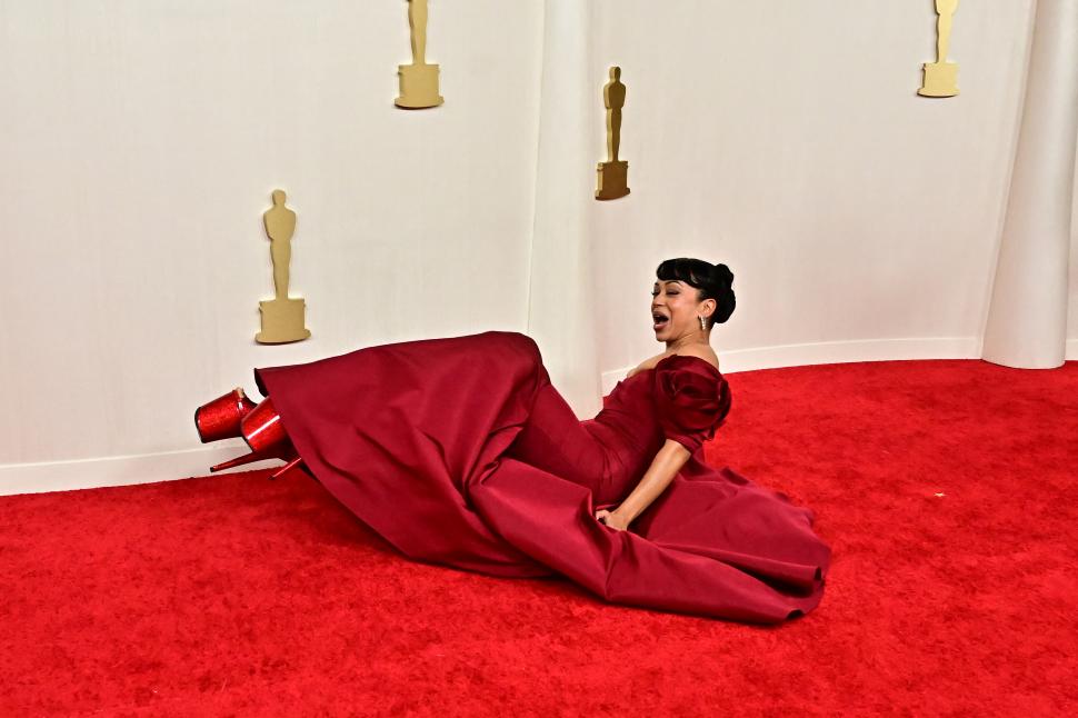 INSÓLITA CAÍDA. La actriz Liza Koshy desfilaba por la alfombra roja cuando sus altas plataformas se enredaron con la tela del vestido y se cayó.