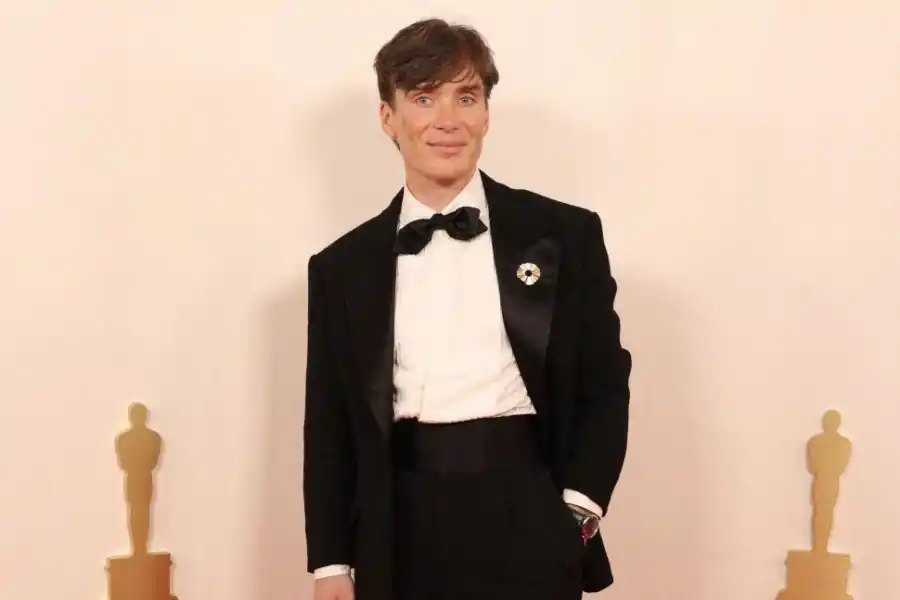 EJEMPLO DE ESTILO. Cillian Murphy (“Oppenheimer”) eligió para lagala un traje con un broche en formade disco brillante y pajarita.