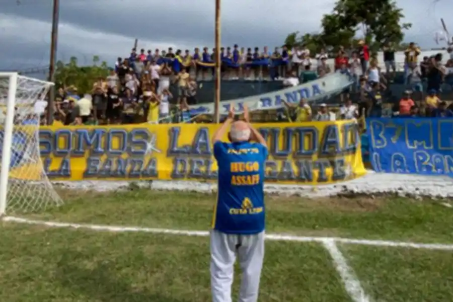 ESTRELLA. Assaff saluda a la gente en una de las tribunas del estadio que lleva su nombre.
