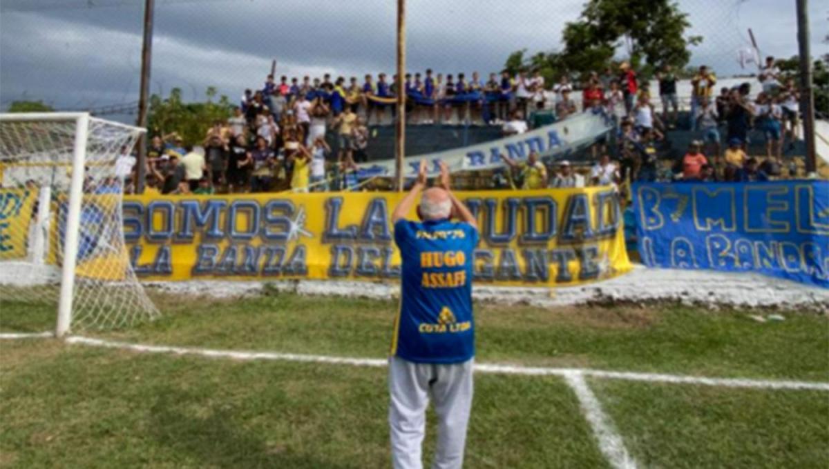 ESTRELLA. Assaff saluda a la gente en una de las tribunas del estadio que lleva su nombre.