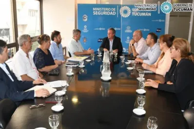 Buscan prohibir que “bomberos falsos“ vendan bonos contribución en los semáforos