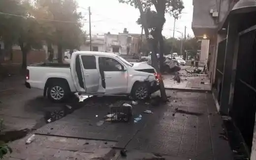 ESCENA DEL CRIMEN. Los vehículos involucrados en el choque quedaron destruidos.