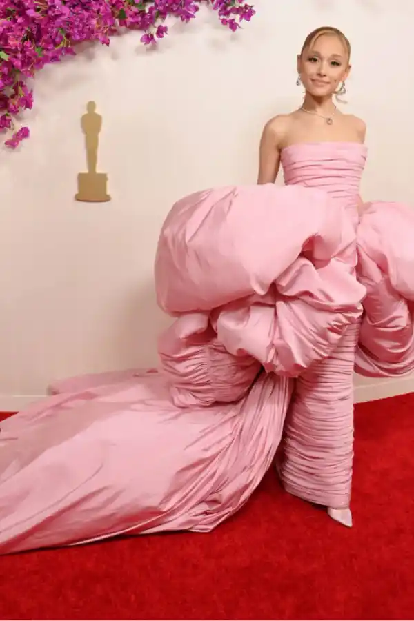 Ariana Grande buscó impactar con su look rosa Barbie para los Oscar y su pelo decolorado.