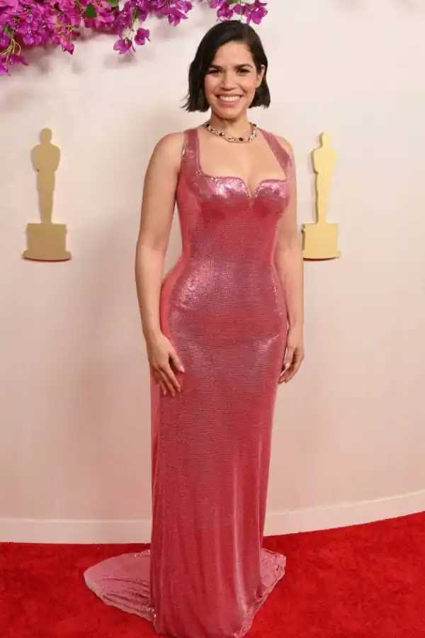 mérica Ferrera escogió un vestido de Versace a juego con su película, 'Barbie'. 