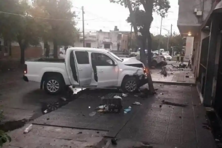 ESCENA DEL CRIMEN. Los vehículos involucrados en el choque quedaron destruidos.