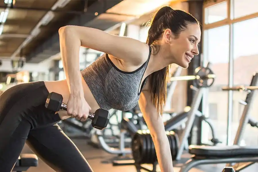 Los cinco ejercicios más recomendados para mujeres de 50 años que buscan tonificar sus brazos