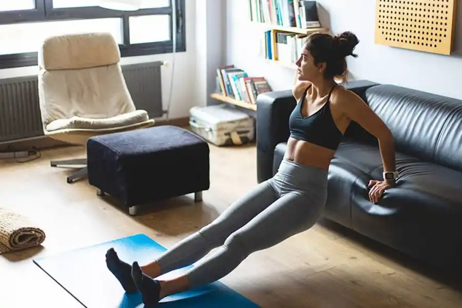 Los cinco ejercicios más recomendados para mujeres de 50 años que buscan tonificar sus brazos