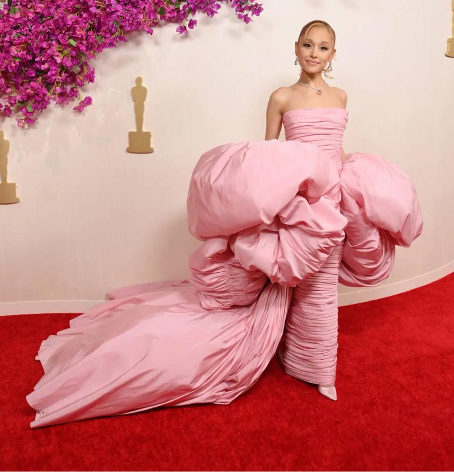 Ariana Grande buscó impactar con su look rosa Barbie para los Oscar y su pelo decolorado.
