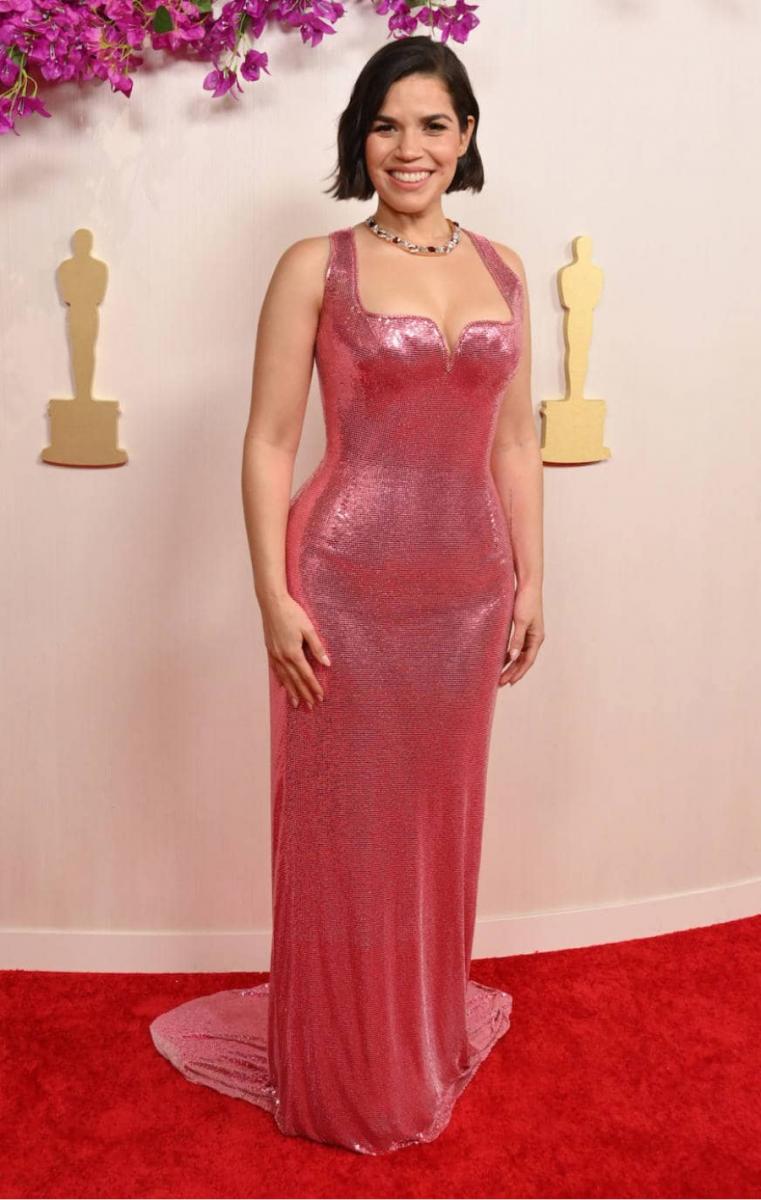 mérica Ferrera escogió un vestido de Versace a juego con su película, 'Barbie'. 