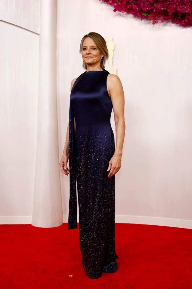 La nominada como Mejor Actriz Secundaria por Nyad, Jodie Foster, pisó la red carpet con un vestido de Loewe