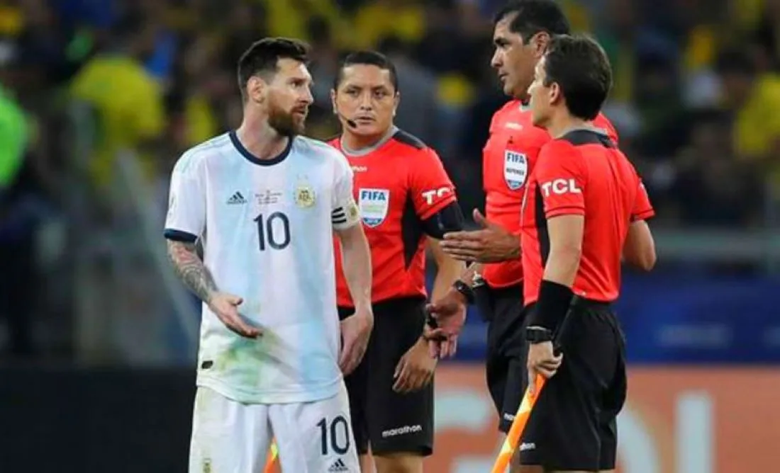 DISCUSIÓN. Messi le recrimina sus fallos a Zambrano en la semifinal ante Brasil.