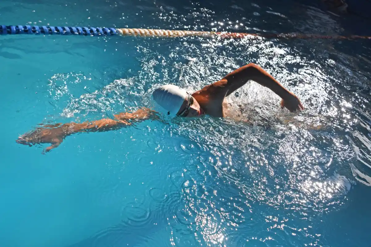 AMANTE DE LOS DEPORTES. Practica natación, ciclismo, atletismo, senderismo, kick boxing.