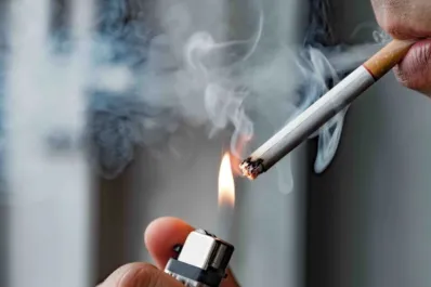 Hosteleros españoles critican la nueva ley que prohíbe fumar y vapear en terrazas y alertan sobre el impacto turístico