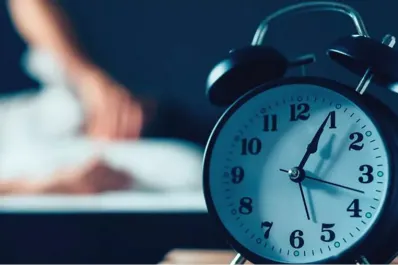 Cuáles son los riesgos de dormir menos de cinco horas diarias, según un estudio