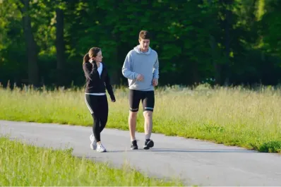 Caminar para bajar el azúcar en sangre: cuál es el horario más efectivo, según expertos