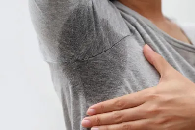 Truco para eliminar el olor y las manchas de transpiración de la ropa
