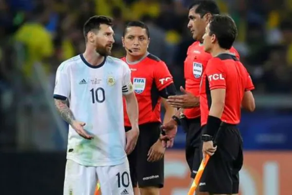 Un árbitro reconoció que hace cinco años no cobró un penal favorable a la Argentina