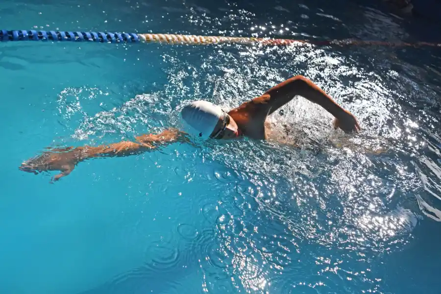 AMANTE DE LOS DEPORTES. Practica natación, ciclismo, atletismo, senderismo, kick boxing.