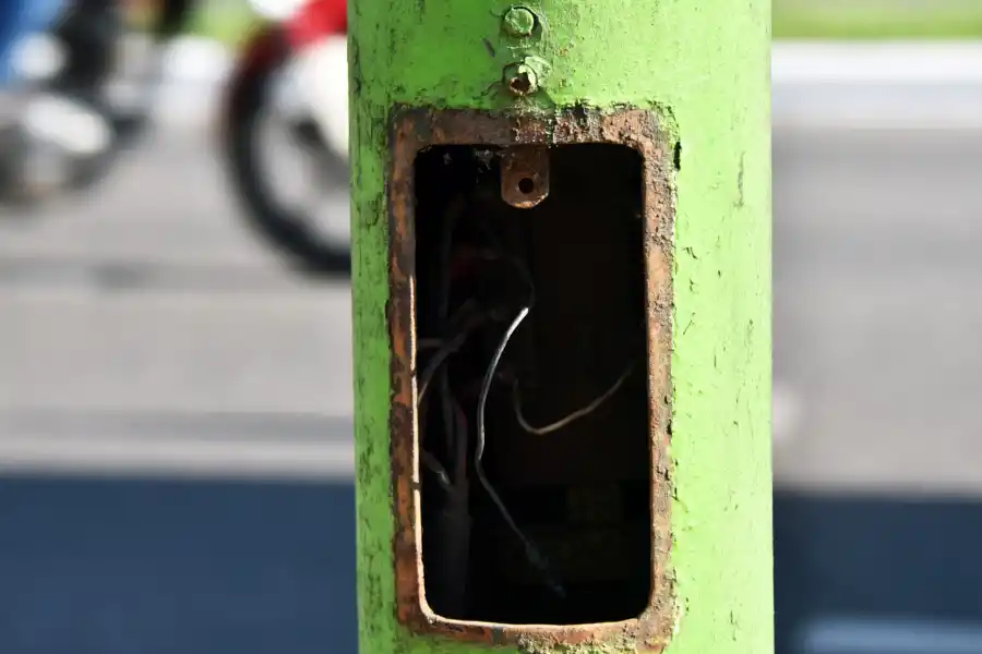 Reponen luminarias en la avenida Mate de Luna tras el robo de cables