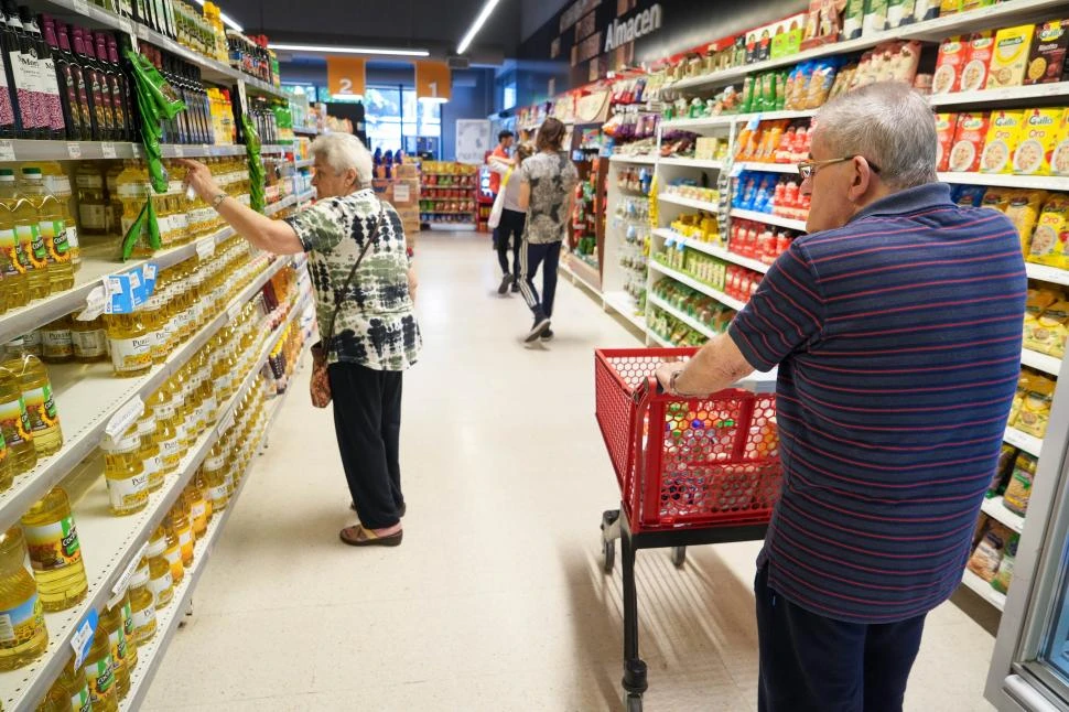EN GÓNDOLAS. Más que ofertas y promociones, el Gobierno quiere que bajen los precios de los alimentos. 