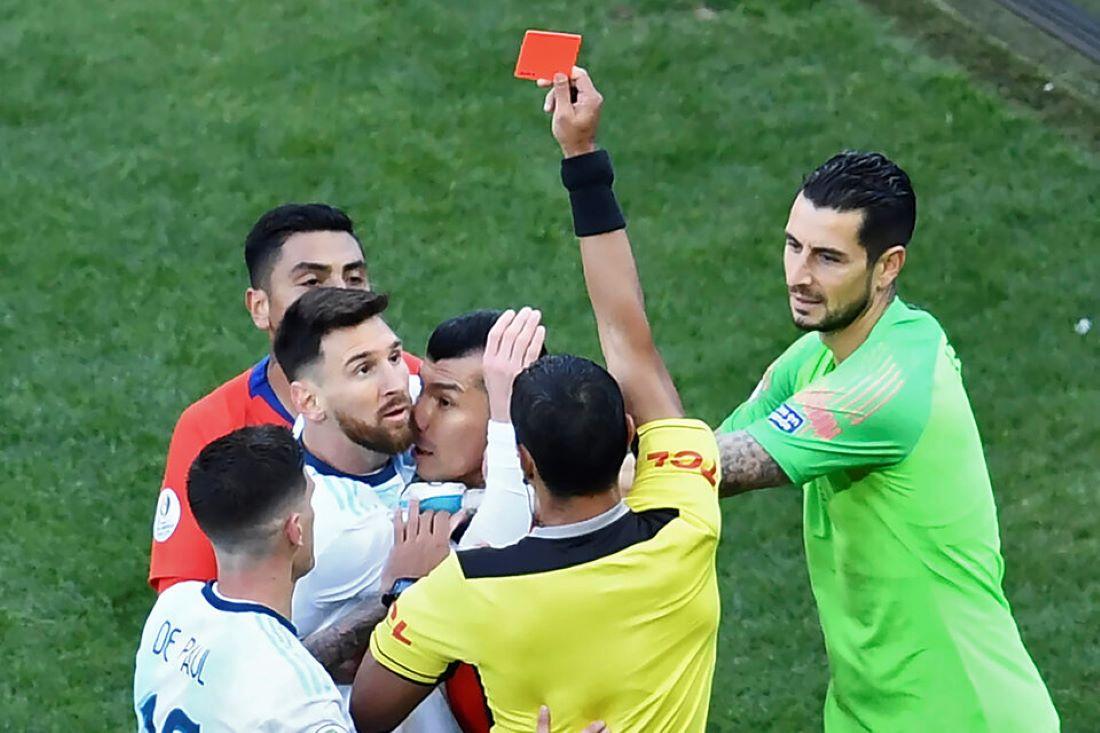 POR EL TERCER PUESTO. El rosarino ve la tarjeta roja en el partido que se jugó en el estadio de Corinthians.