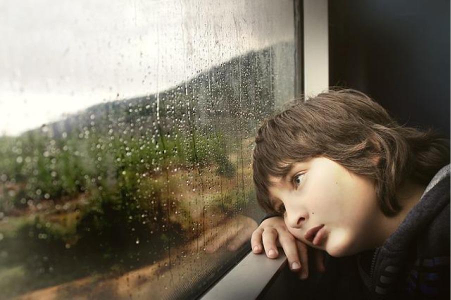 ¿Por qué algunas personas necesitan dormir con sonido de la lluvia?