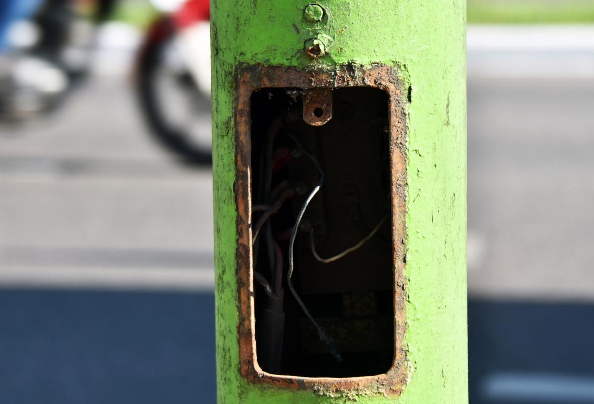 Reponen luminarias en la avenida Mate de Luna tras el robo de cables