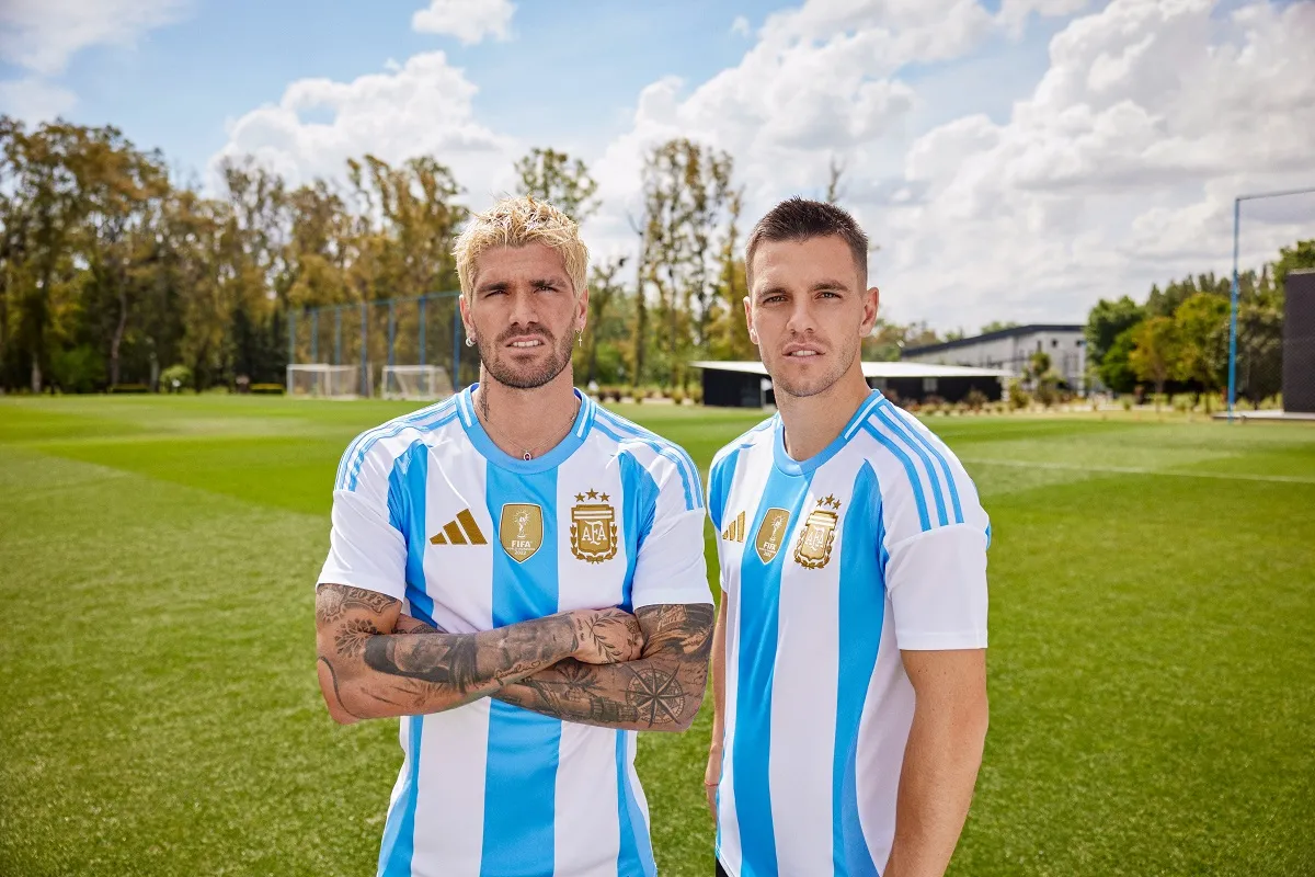EL NUEVO MANTO. Rodrigo De Paul y Giovani Lo Celso posan con la camiseta titular que se utilizará en la Copa América. Foto de X.