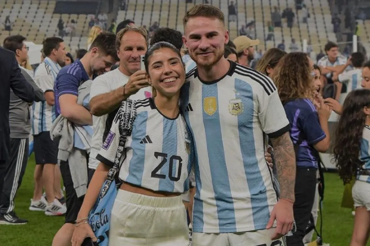 OTROS TIEMPOS. Mac Allister posa con Camila Maya, tras obtener la Copa del Mundo. Foto tomada de X.