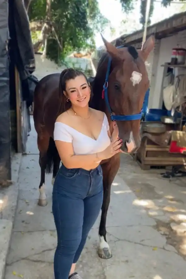 TODO LISTO. La propietaria Agustina Medina confía en su pupilo Laureano Blues, que correrá en el séptimo turno.