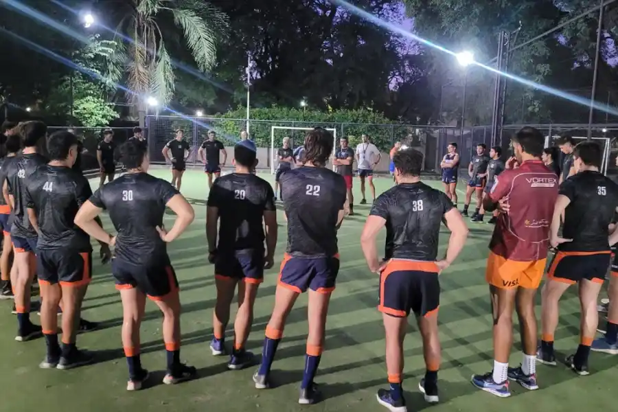 LUCES ENCENDIDAS. La actividad de la Academia comenzó bien temprano, a partir de las 6, para no interferir en la agenda laboral y/o estudiantil de los jugadores.