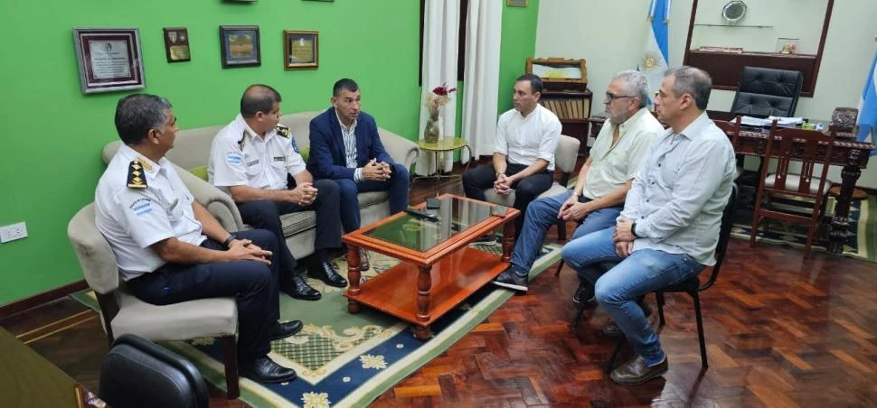 EXPLICACIONES. Leito, Carrillo Leito, Ávila y Golobisky, se reunieron con la cúpula de seguridad provincial, para esclarecer lo que sucedió tras el partido con Banfield.