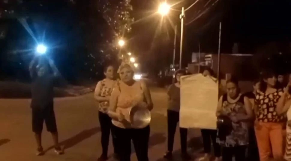 PROTESTA EN LA CALLE. Los vecinos de Villa Mitre salieron el martes por la noche a hacer sentir su reclamo. Captura de video - LG Play