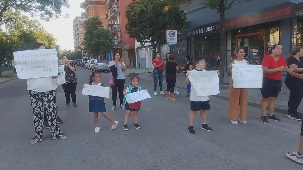 Escuela Nicolás Avellaneda: padres reclaman para que sus hijos puedan ir a clases