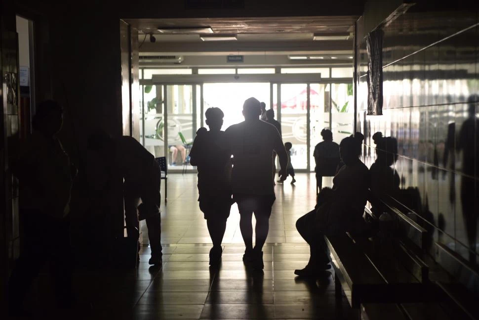 A OSCURAS. Un corte de luz sorprendió a los pacientes que esperaban en el Hospital Avellaneda.