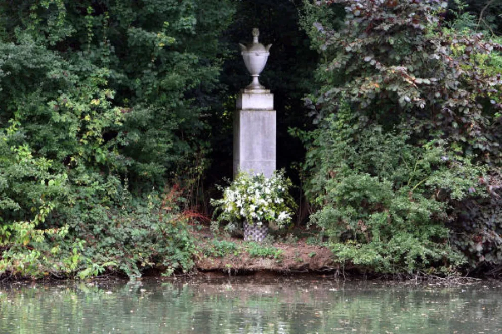 Así es la enigmática e impactante mansión donde está enterrada Lady Di