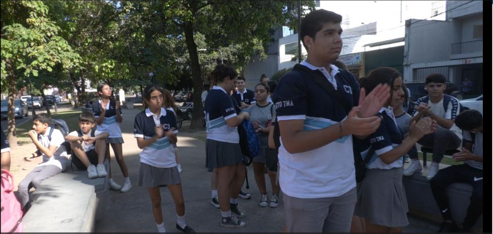 EN LA CALLE. Los alumnos salieron a la calle a reclamar condiciones de higiene básicas para que las clases puedan desarrollarse con normalidad.