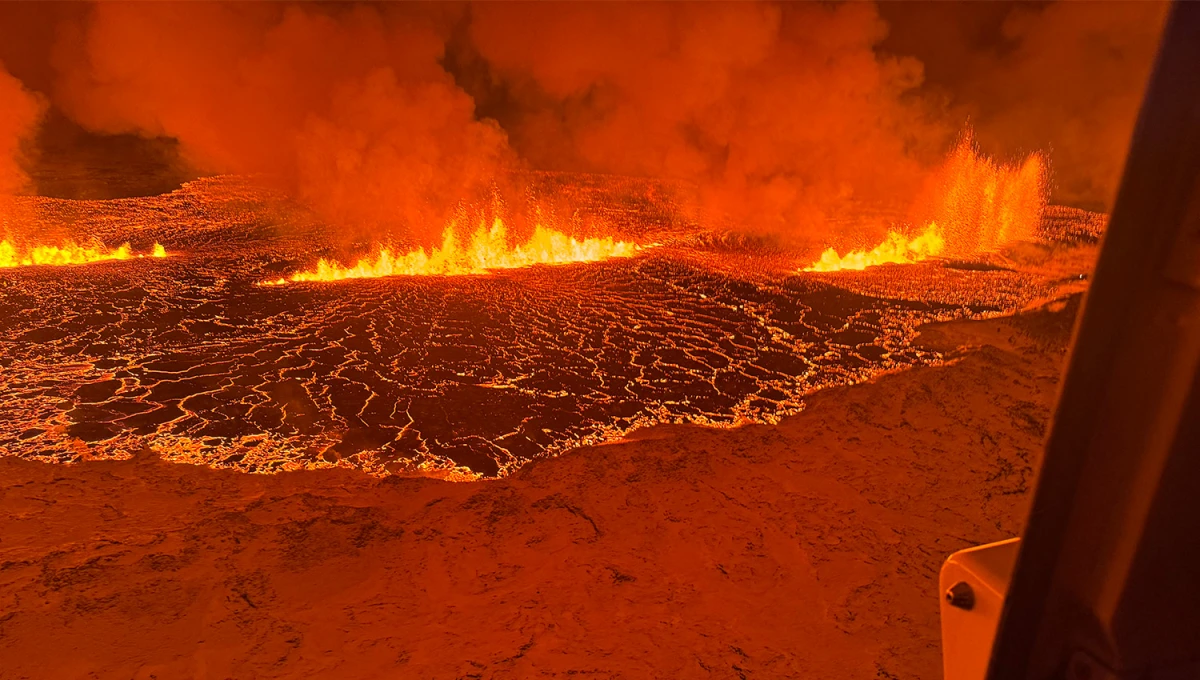 Esta imagen distribuida por la Guardia Costera de Islandia muestra la erupción ocurrida en diciembre de 2023