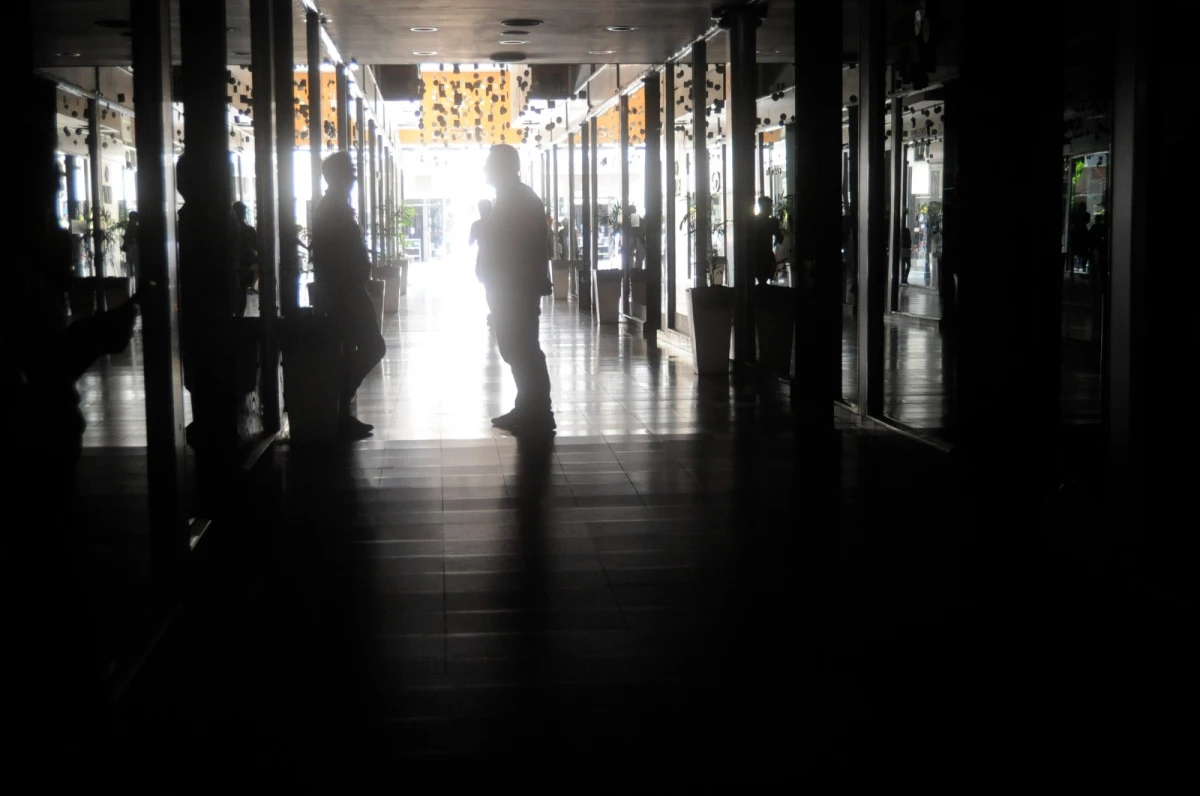 EN EL CENTRO. El corte de luz de ayer afectó a los comercios. LA GACETA/FOTO DE ANTONIO FERRONI