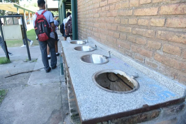 El calor y los cortes de energía apagaron también las clases en Tucumán