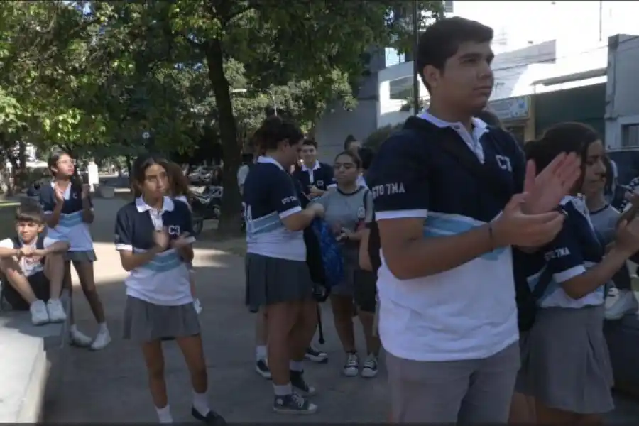 EN LA CALLE. Los alumnos salieron a la calle a reclamar condiciones de higiene básicas para que las clases puedan desarrollarse con normalidad.