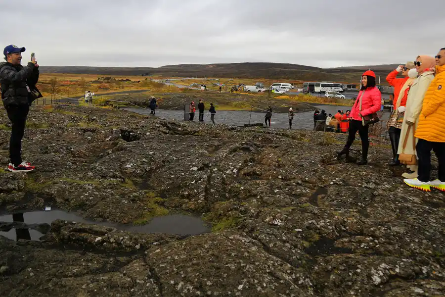 Cientos de turistas de todo el mundo visitan diariamente el valle donde emerge la enorme dorsal mesoatlántica