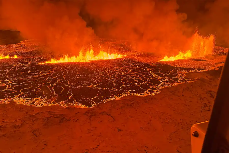 Esta imagen distribuida por la Guardia Costera de Islandia muestra la erupción ocurrida en diciembre de 2023