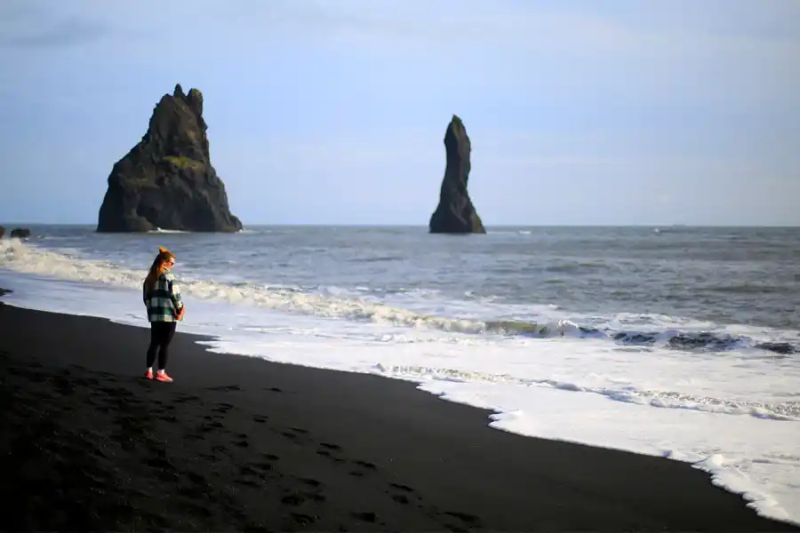Islandia es un territorio joven y volcánico donde se dan paisajes únicos, como las playas de arena negra de Reynisfjara