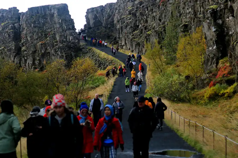 Los turistas pasean por un sendero en Thingvelir, donde se separan las placas euroasiática y norteamericanas
