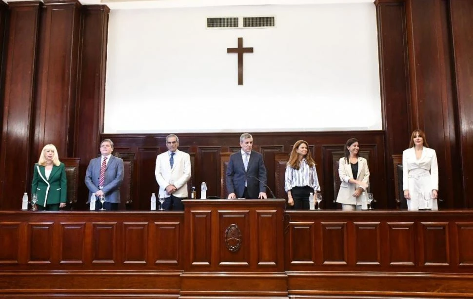 EL ACTO. El presidente, Daniel Leiva (al centro), habló de los cambios profundos y los desafíos para administrar el servicio de justicia. 