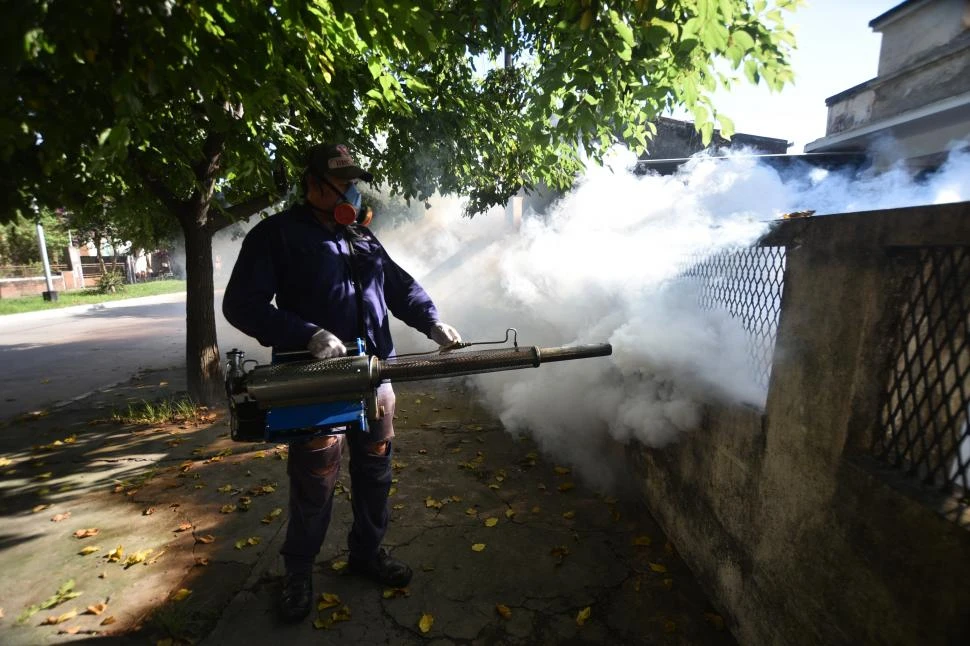 OPERATIVOS DE PREVENCIÓN. En distintos barrios de la capital, agentes sanitarios realizan tareas de fumigación para disminuir la cantidad de mosquitos.