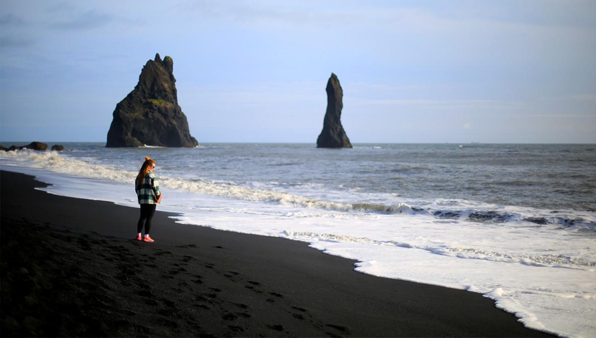 Islandia es un territorio joven y volcánico donde se dan paisajes únicos, como las playas de arena negra de Reynisfjara